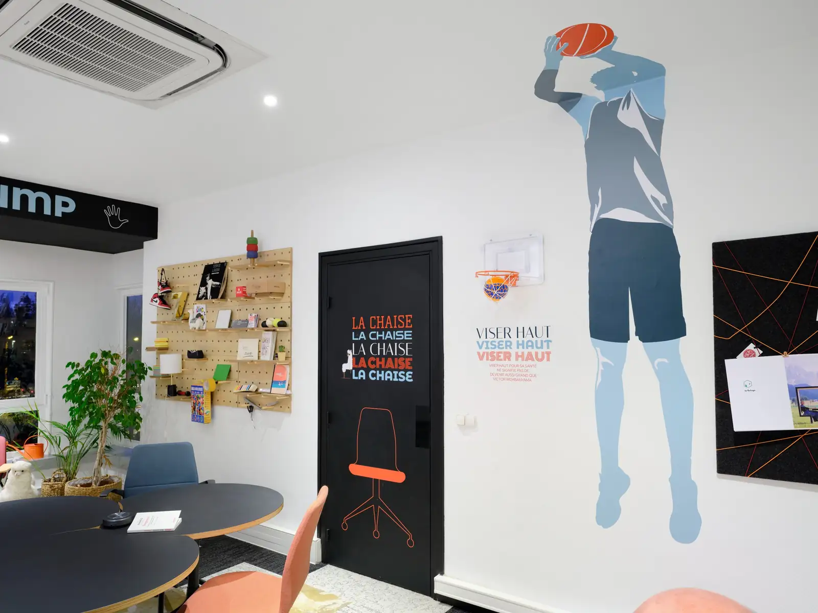 Fresque d’un basketteur et porte « La chaise » dans les bureaux Mazam